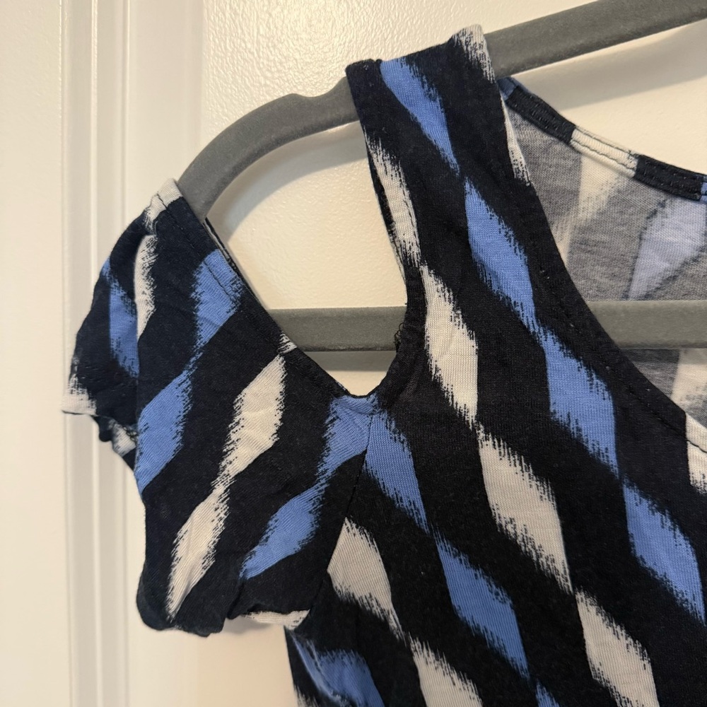 Women's Blue and Black Patterned Top Shoulder Cut-Out - Picture 3 of 7